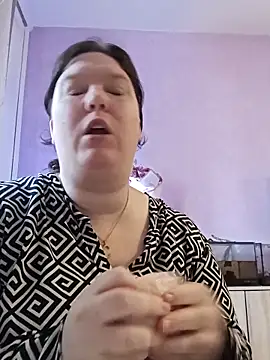 Snapshot of CurvyMilf1992 chatting on 10.16.25 CurvyMilf1992 online show from 10.16.25