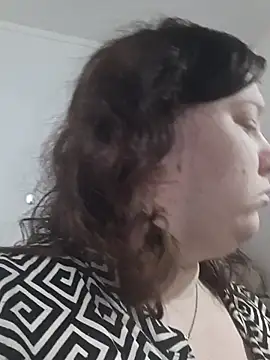 Snapshot of CurvyMilf1992 chatting on 10.17.25 CurvyMilf1992 online show from 10.17.25