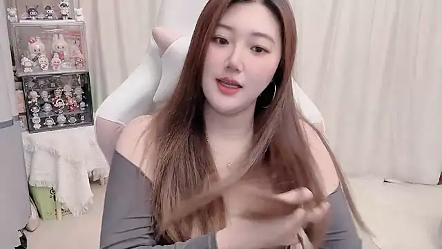Stars Elyn online show from 03.19.25