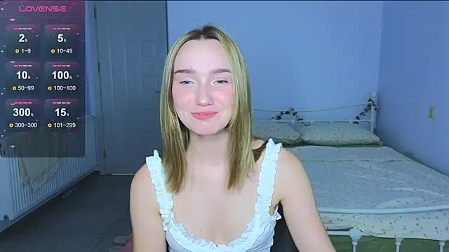 Snapshot of Wild_Sophie_ chatting on 11.15.25 Wild Sophie online show from 11.15.25