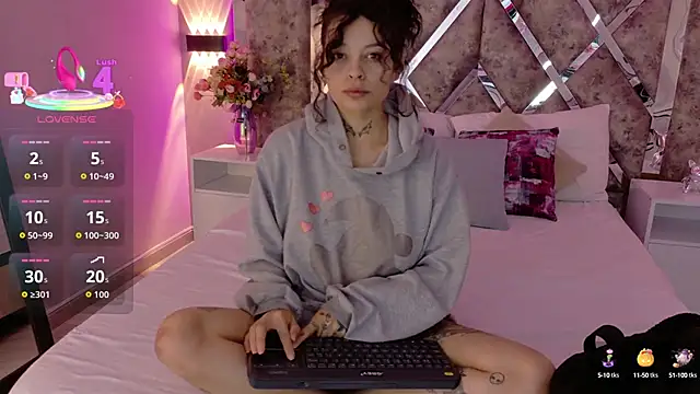 Snapshot of KatherineGomez chatting on 10.15.25 KatherineGomez online show from 10.15.25