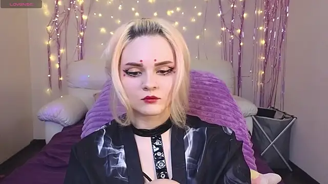 Snapshot of One_Moment_ chatting on 03.05.25 One Moment online show from 03.05.25