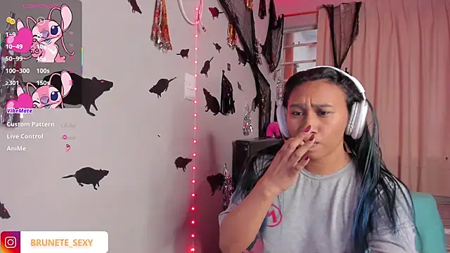 Snapshot of Brunettesexy0 chatting on 10.29.25 Brunettesexy0 online show from 10.29.25