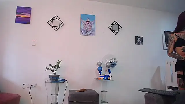 Snapshot of vixenxqueens chatting on 09.18.25 vixenxqueens online show from 09.18.25