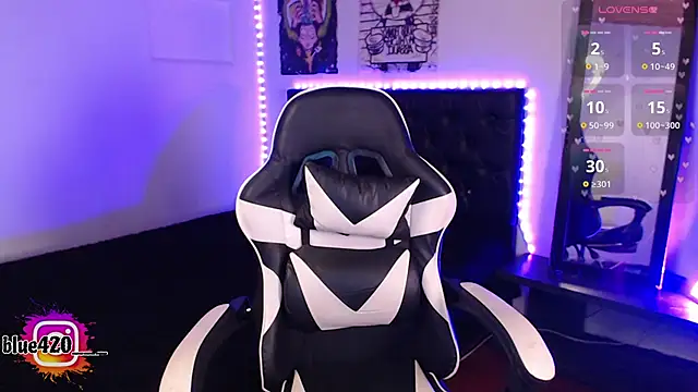 Snapshot of Skyler__blue4 chatting on 10.19.25 Skyler blue4 online show from 10.19.25