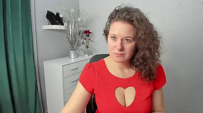 Snapshot of OLIVIA_lux chatting on 12.18.24 OLIVIA lux online show from 12.18.24