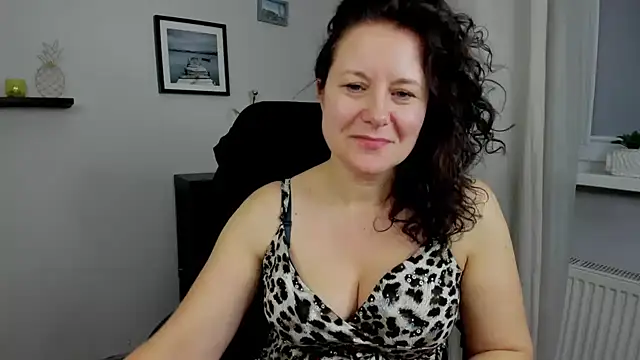 Snapshot of OLIVIA_lux chatting on 01.11.25 OLIVIA lux online show from 01.11.25