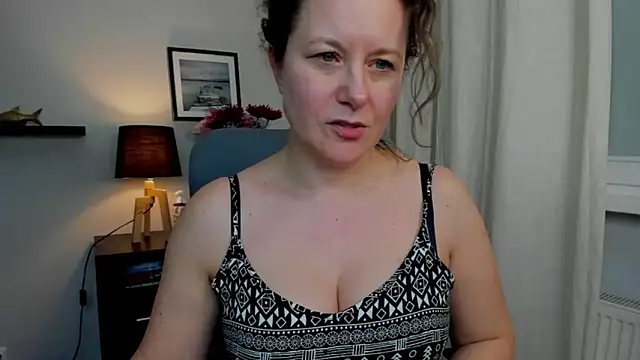 Snapshot of OLIVIA_lux chatting on 02.13.25 OLIVIA lux online show from 02.13.25