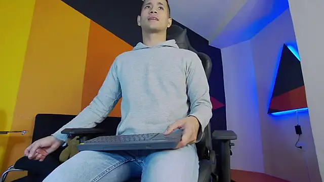 Snapshot of zaid_lion chatting on 02.17.25 zaid lion online show from 02.17.25