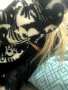 Snapshot of fofinhaa12 chatting on 12.19.25 fofinhaa12 online show from 12.19.25