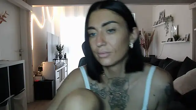 Snapshot of IntiMia chatting on 11.13.25 IntiMia online show from 11.13.25