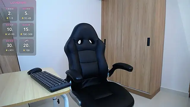 Snapshot of karoll_marquez chatting on 10.10.25 karoll marquez online show from 10.10.25