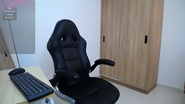 Snapshot of karoll_marquez chatting on 10.18.25 karoll marquez online show from 10.18.25