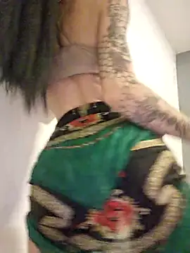 Snapshot of roxi_katty chatting on 10.12.25 roxi katty online show from 10.12.25