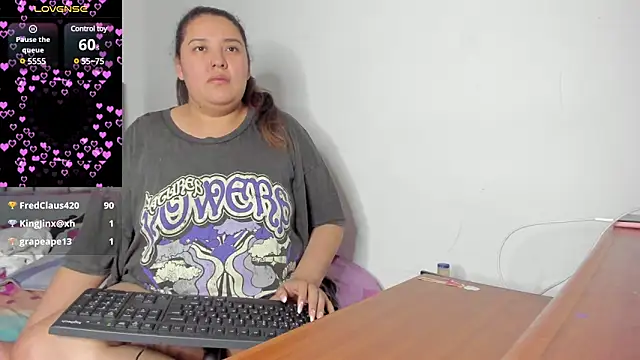 Snapshot of cutiepeach chatting on 12.06.24 cutiepeach online show from 12.06.24