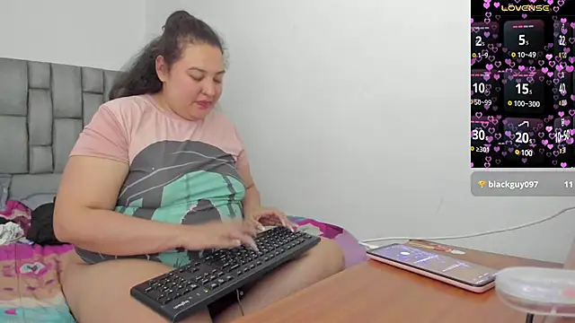 Snapshot of cutiepeach chatting on 12.13.24 cutiepeach online show from 12.13.24