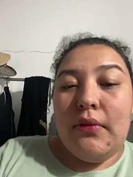 Snapshot of cutiepeach chatting on 10.06.25 cutiepeach online show from 10.06.25