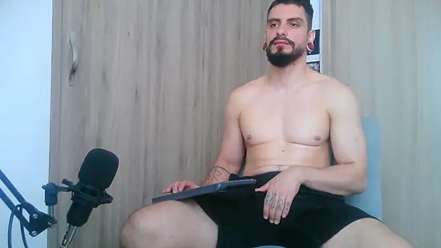 Snapshot of Aaron_kwok28 chatting on 10.16.25 Aaron kwok28 online show from 10.16.25