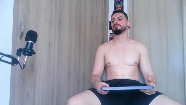 Snapshot of Aaron_kwok28 chatting on 10.30.25 Aaron kwok28 online show from 10.30.25