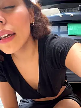 Snapshot of Katee_Jones chatting on 10.04.25 Katee Jones online show from 10.04.25