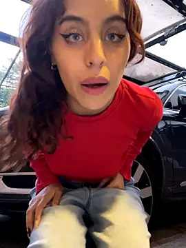 Snapshot of Katee_Jones chatting on 10.29.25 Katee Jones online show from 10.29.25