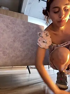 Snapshot of Katee_Jones chatting on 10.30.25 Katee Jones online show from 10.30.25