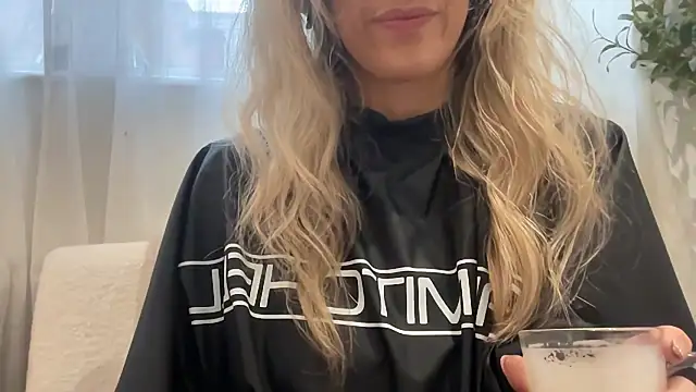 Snapshot of mollywilde chatting on 11.10.25 mollywilde online show from 11.10.25