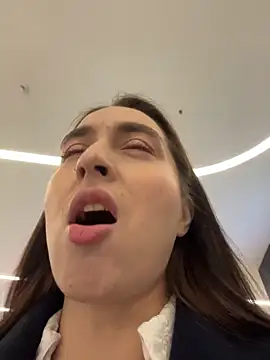 Holly Play online show from 11.29.25