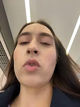 Holly Play online show from 12.03.25