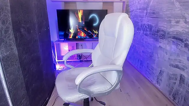 Snapshot of NaiiaCirce chatting on 02.28.25 NaiiaCirce online show from 02.28.25