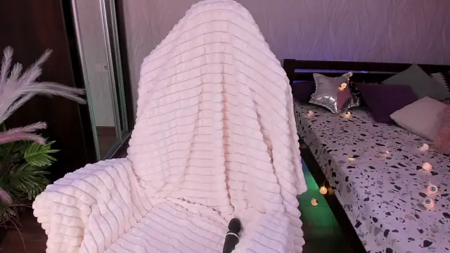 Snapshot of Miss_Elia chatting on 12.18.24 Miss Elia online show from 12.18.24