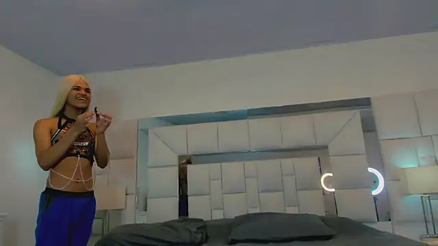 Snapshot of Gabyqueen70 chatting on 01.15.25 Gabyqueen70 online show from 01.15.25