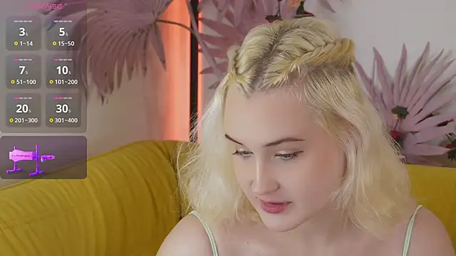 Snapshot of tiffannyjons chatting on 10.14.25 tiffannyjons online show from 10.14.25