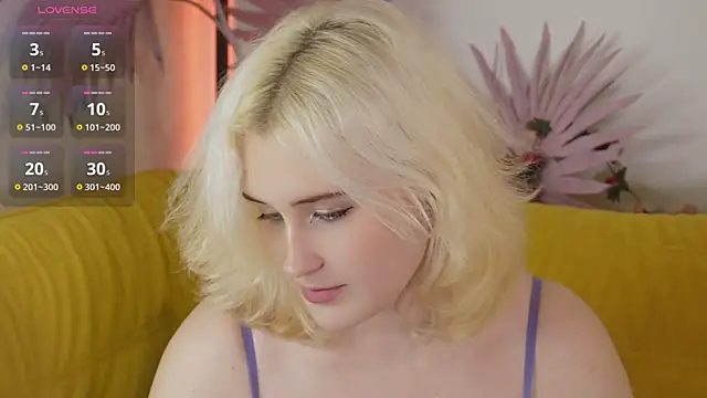 Snapshot of tiffannyjons chatting on 10.15.25 tiffannyjons online show from 10.15.25