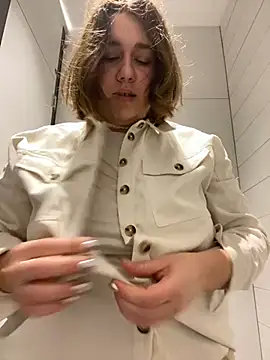 Snapshot of SuzieMurray chatting on 12.11.24 SuzieMurray online show from 12.11.24