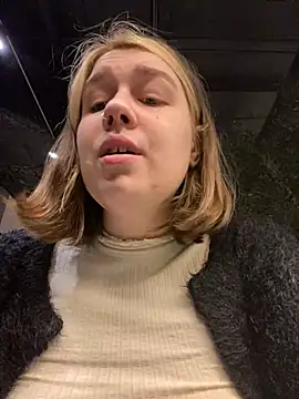 Snapshot of SuzieMurray chatting on 12.18.24 SuzieMurray online show from 12.18.24