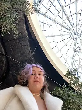 Snapshot of SuzieMurray chatting on 12.20.24 SuzieMurray online show from 12.20.24