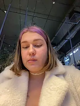 Snapshot of SuzieMurray chatting on 12.20.24 SuzieMurray online show from 12.20.24