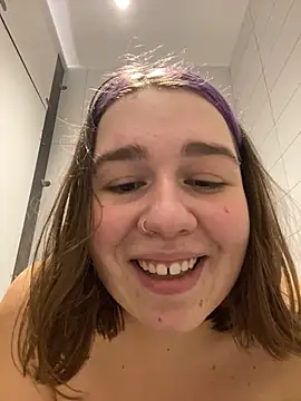 Snapshot of SuzieMurray chatting on 01.04.25 SuzieMurray online show from 01.04.25