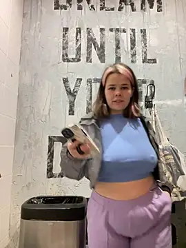 Snapshot of SuzieMurray chatting on 02.05.25 SuzieMurray online show from 02.05.25