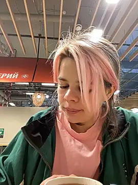 Snapshot of SuzieMurray chatting on 02.08.25 SuzieMurray online show from 02.08.25