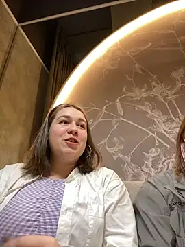 Snapshot of SuzieMurray chatting on 02.11.25 SuzieMurray online show from 02.11.25