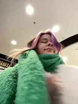 Snapshot of SuzieMurray chatting on 02.12.25 SuzieMurray online show from 02.12.25