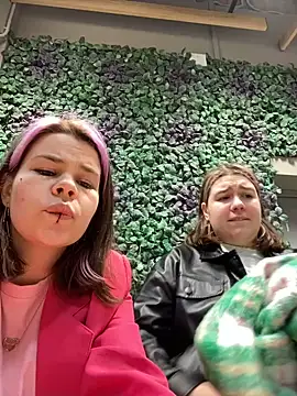 Snapshot of SuzieMurray chatting on 02.14.25 SuzieMurray online show from 02.14.25