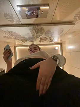 Snapshot of SuzieMurray chatting on 02.18.25 SuzieMurray online show from 02.18.25