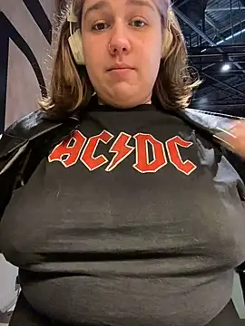 Snapshot of SuzieMurray chatting on 02.28.25 SuzieMurray online show from 02.28.25