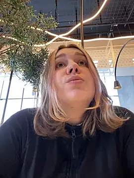 Snapshot of SuzieMurray chatting on 03.04.25 SuzieMurray online show from 03.04.25