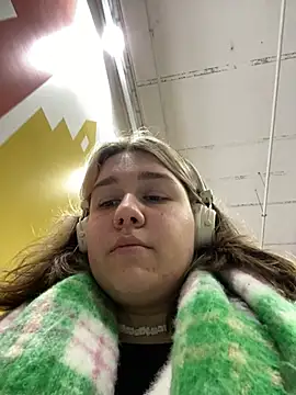 Snapshot of SuzieMurray chatting on 03.06.25 SuzieMurray online show from 03.06.25