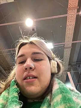 Snapshot of SuzieMurray chatting on 03.11.25 SuzieMurray online show from 03.11.25