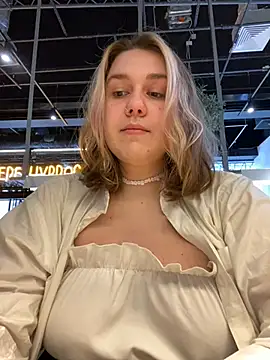 Snapshot of SuzieMurray chatting on 03.18.25 SuzieMurray online show from 03.18.25